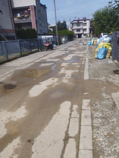 Nowy Sącz: taka ta ulica zdewastowana, że miasto już odszkodowania za wypadki płaci