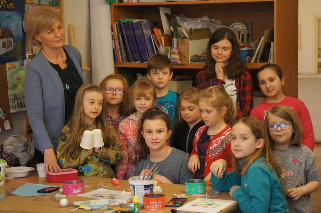 Agata Broniszewska z dziećmi podczas zajęć w pracownii plastycznej