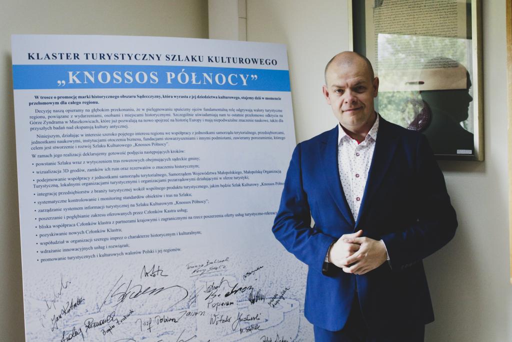 Tomasz Michałowski, szef gabinetu politycznego Ministra Edukacji i Szkolnictwa Wyższego też wspiera klaster "Knossos Północy".