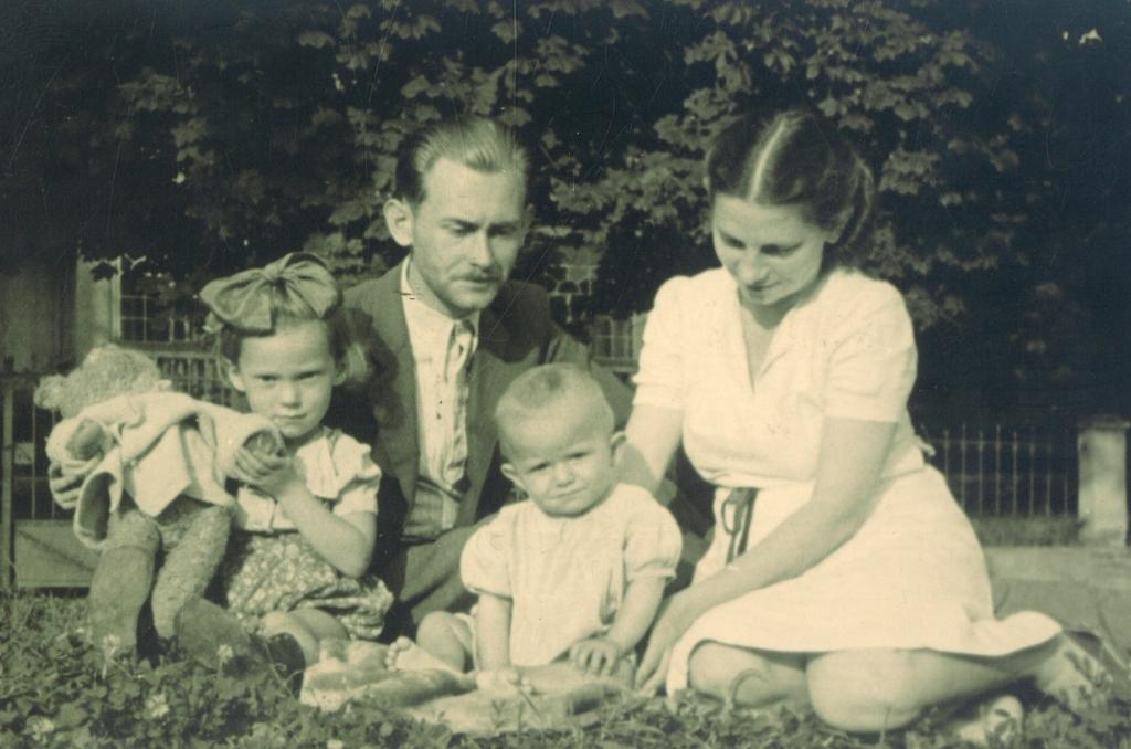 Maria i Antoni z córkami. Zdjęcie po 1945 roku