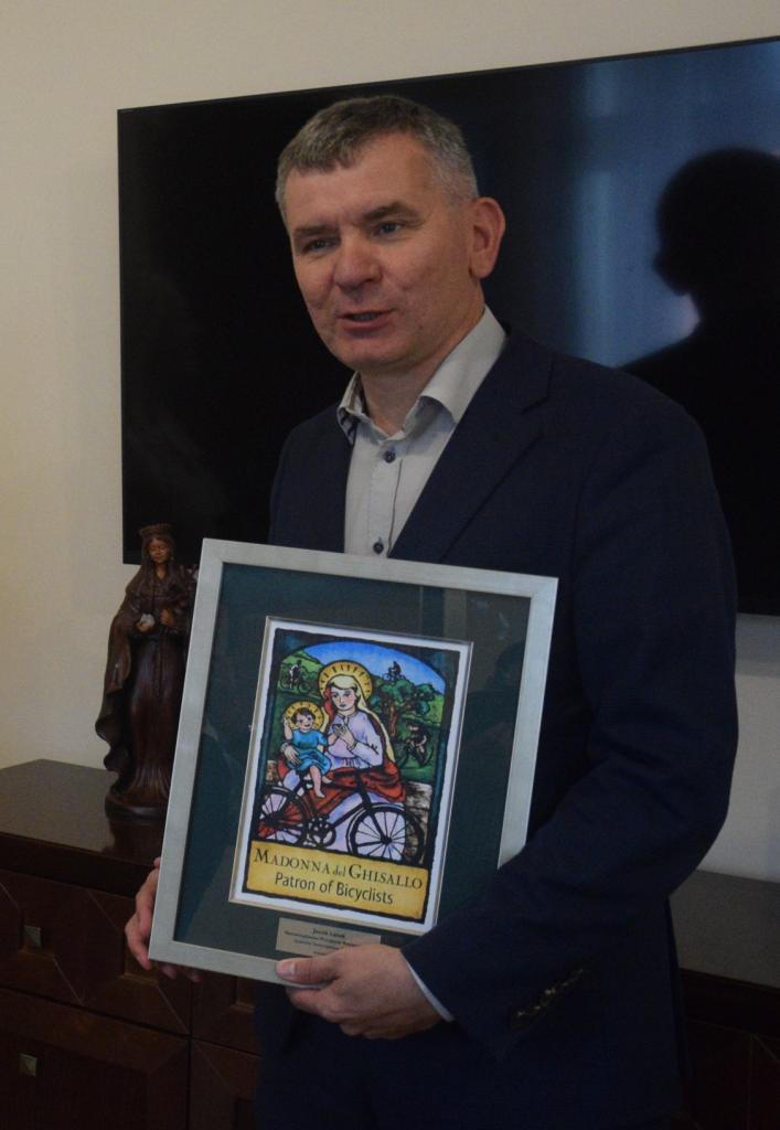 Jacek Lelek, burmistrz Starego Sącz z nagrodą od Sądeckiego Towarzystwa Cyklistów.
