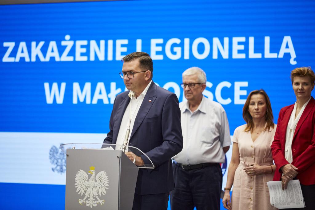 Wojewoda małopolski Łukasz Kmita oraz szefowie służb medycznych i sanitarnych podczas konferencji w Krakowie