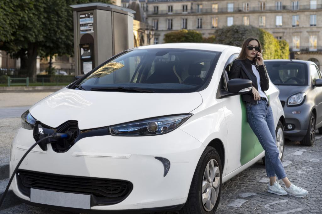 Auto elektryczne dla każdego za 100 euro miesięcznie - czy Francji się to uda?