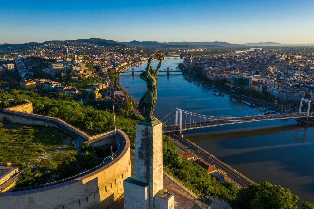 Centrum Budapesztu ze wzgórzem Cytadela Gellerta z twierdzą Cytadela, Statuą Wolności i Zamkiem Królewskim po lewej stronie oraz Mostem Łańcuchowym Széchenyi w centrum