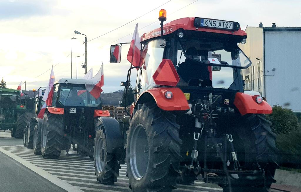 Rolnicy jadą już traktorami w kierunku Nowego Sącza. Co jakiś czas zjeżdżają na pobocze, by przepuścić auta.
