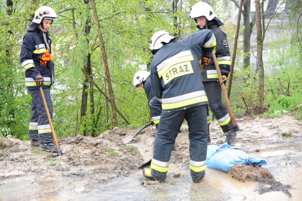 Wola Kosnowa - strażacy zmieniają bieg wody, by nie odcięła drogi do szkoły