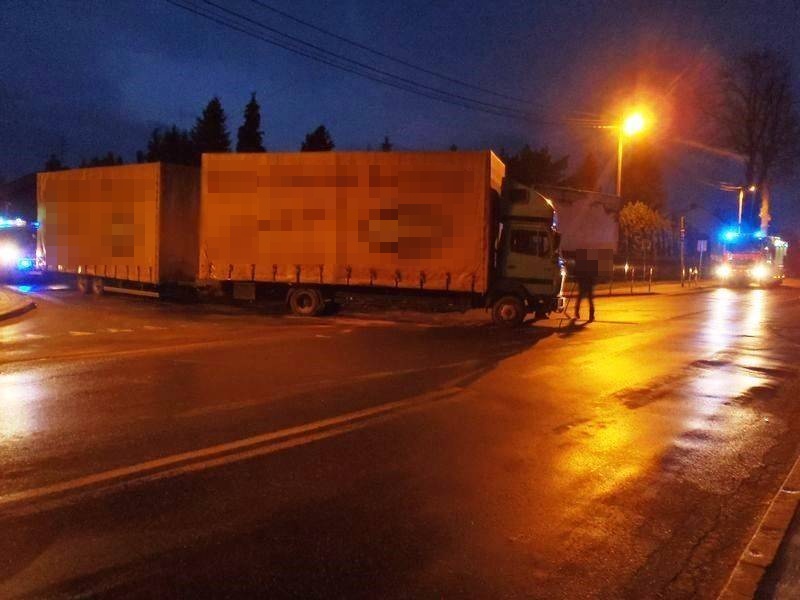 zderzenie ciężarówki z osobowym na Piramowicza
