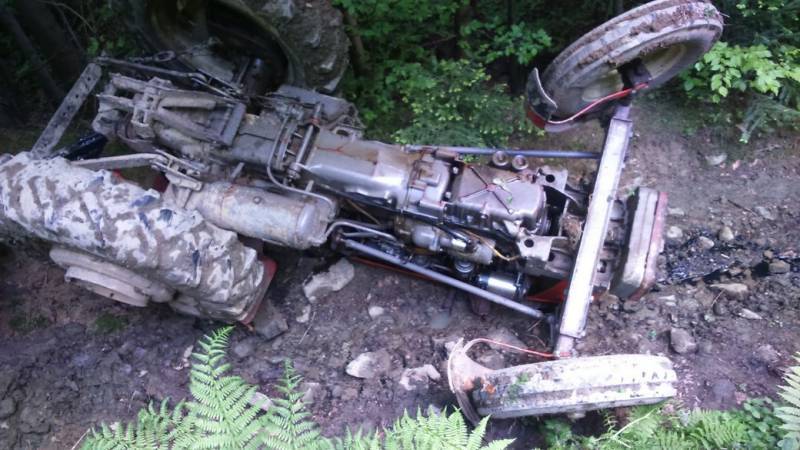 Ciągnik wywrócił się w lesie w Kamionce Wielkiej. Traktorzysa ranny