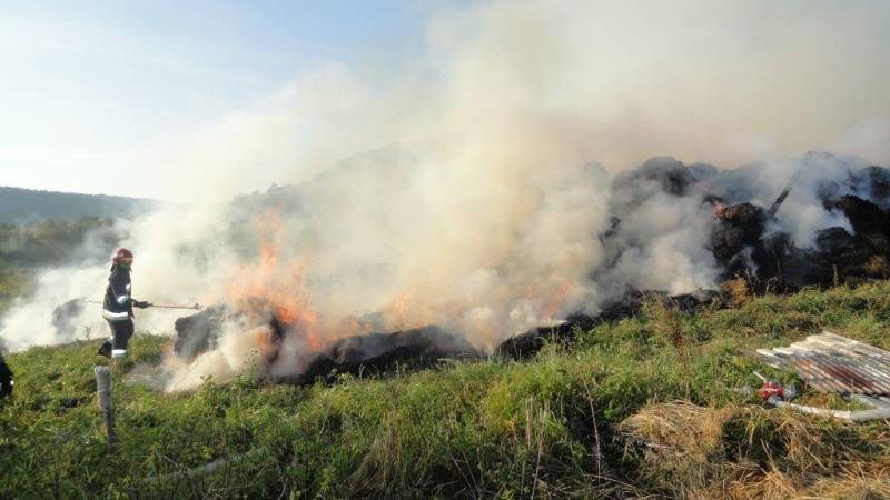 Pożar bali sprasowanego siana w Tyliczu