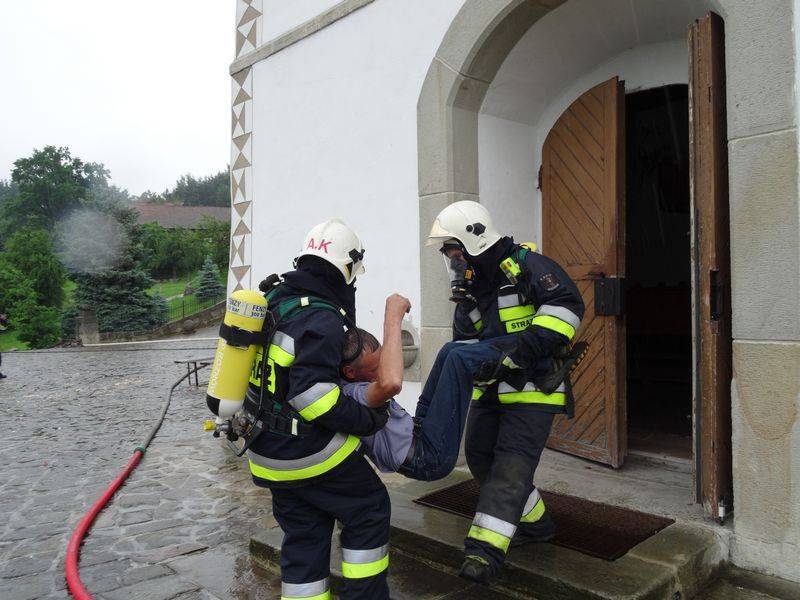 Ćwiczenia strażackie w kościele w Tropiu