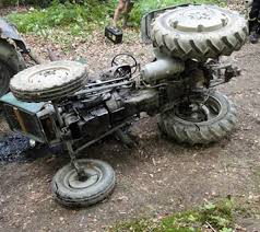 traktor i poszkodowany traktorzysta
