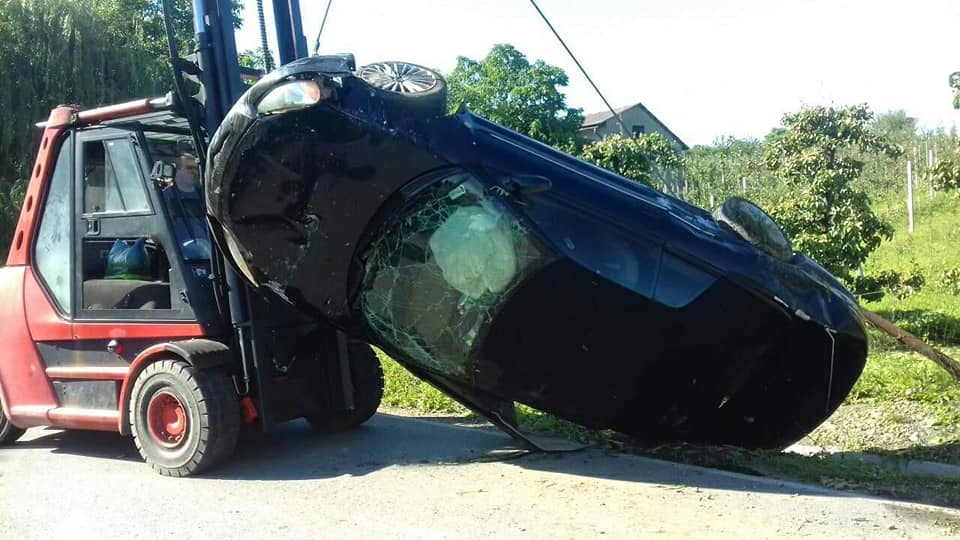 Groźny wypadek w Janowicach. Samochód dachował i zatrzymał