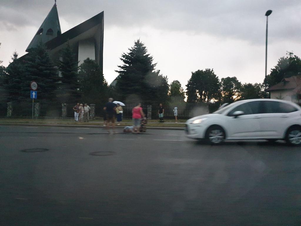 Dramat na przejściu dla pieszych obok kościoła. Samochód