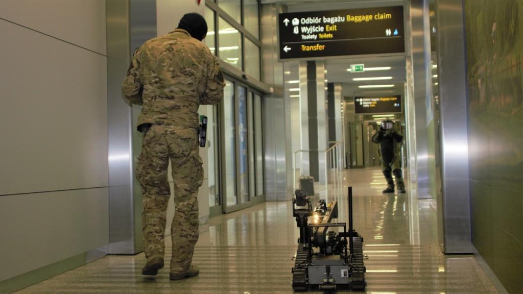 Bomba w plecaku szkolnym na krakowskim lotnisku? 