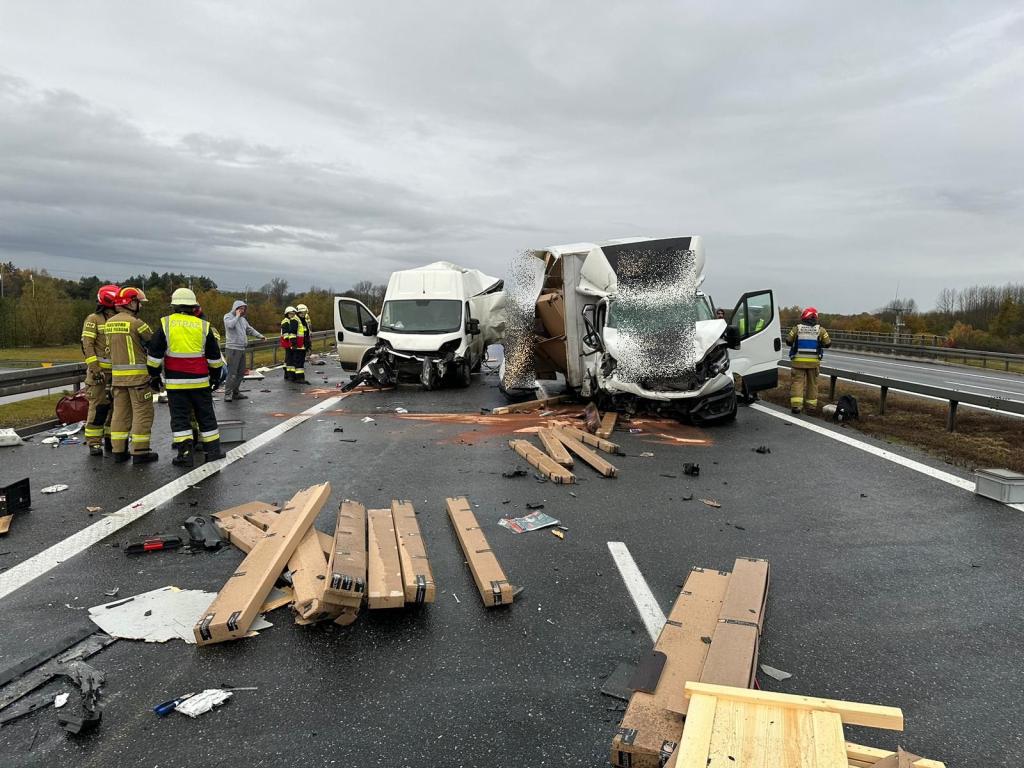 Poważny wypadek na autostradzie A4. Zderzyły się dwa pojazdy dostawcze na pasie w kierunku Tarnowa!
