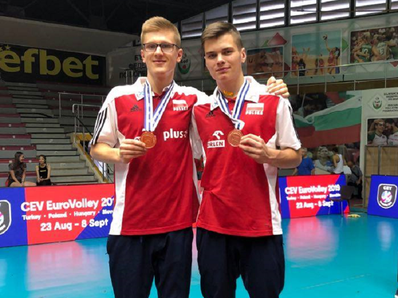 Jakub Olszewski (z prawej) świętuje medal ME z kolegami z kadry