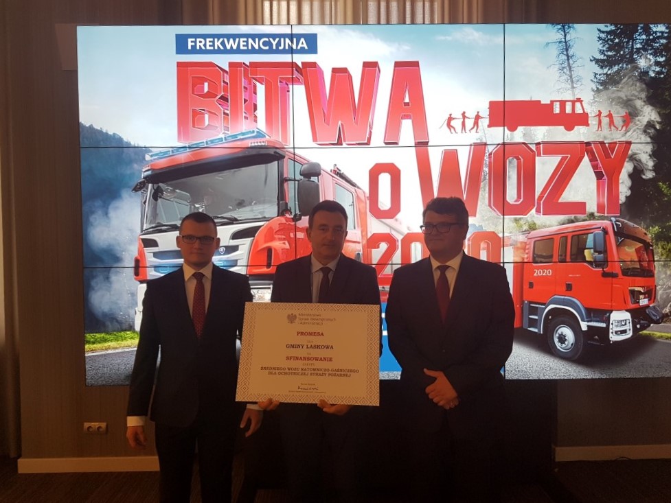 Gmina Laskowa odebrała promesę na wóz strażacki od MSWiA