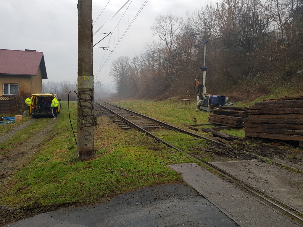 Wymieniają zniszczone podkłady kolejowe na linii Chabówka – Nowy Sącz