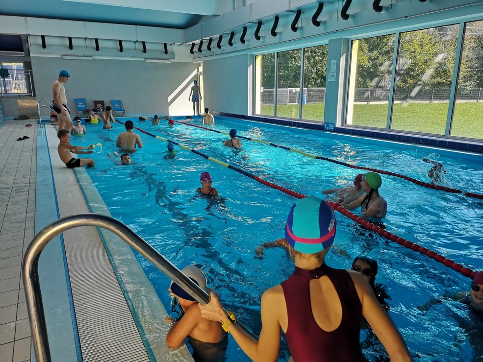 Koniec wakacji a tym samym zewnętrzne baseny na kąpielisku w Radwanowie w Piwnicznej-Zdroju są już wyłączone z użytku. Ale dla miłośników pływania mamy też i dobre wieści.