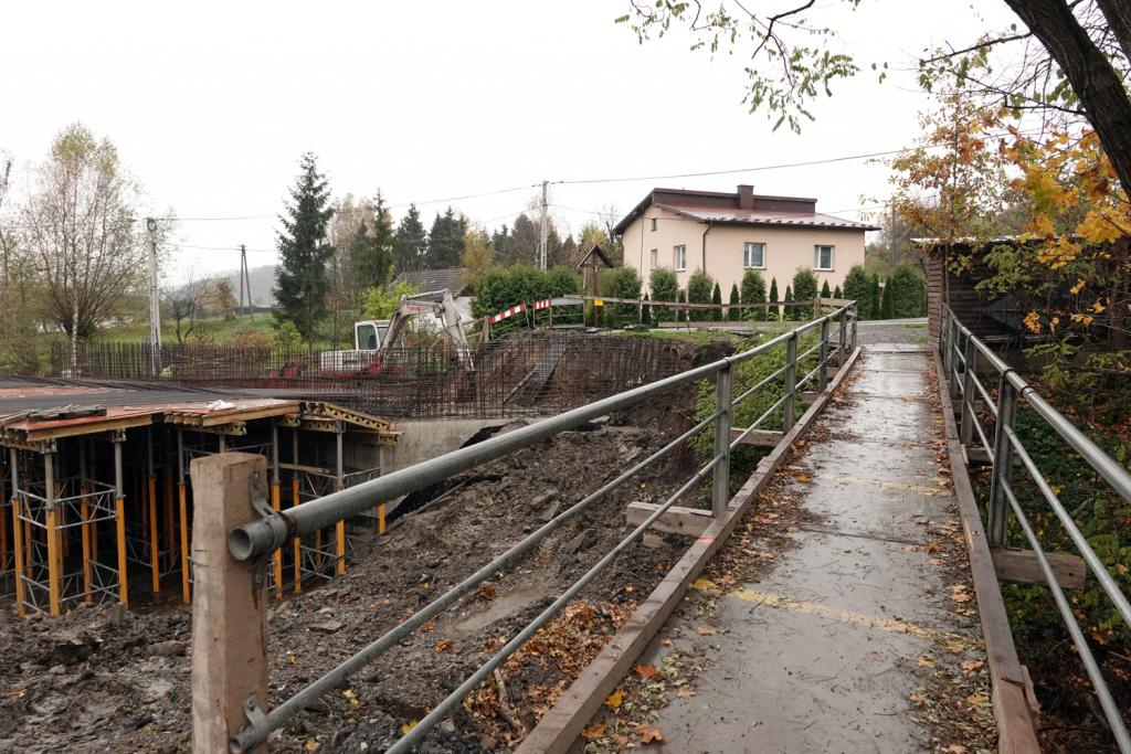 Rośnie nowy most w gminie Chełmiec. Kładka dla pieszych się sprawdziła?