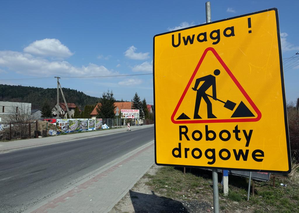 Powiatowy Zarząd Dróg znów zapowiada zamknięcie drogi powiatowej Tęgoborze – Chomranice. Tym razem chodzi o odcinki w miejscowościach Zawadka w gminie Łososina Dolna i Chomranice w gminie Chełmiec.