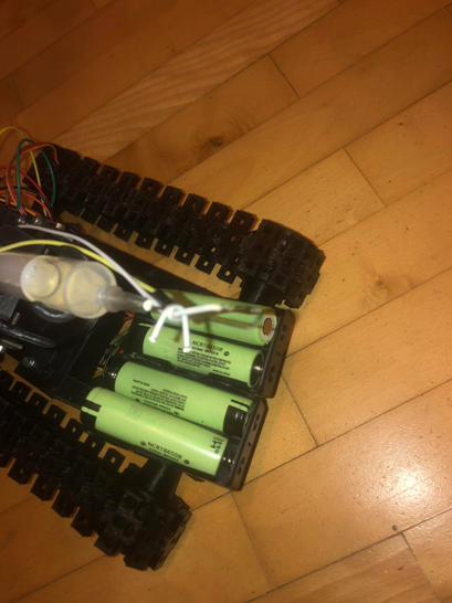 Czołg Arduino z miotaczem ognia. Ci uczniowie sami go… wydrukowali