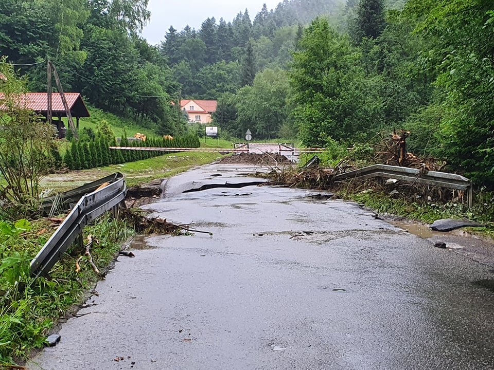 Ruch wahadłowy: powodzie błyskawiczne znów uszkodziły drogę Mogilno – Paszyn 