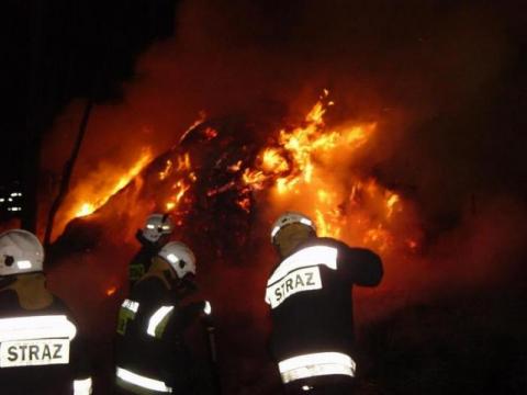 Strażacy 4 godziny gasili pożar. Niestety z drewnianego domu zostały zgliszcza