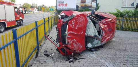Wypadek na ul. Prażmowskiego. Samochód dachował i uderzył w budynek firmy 