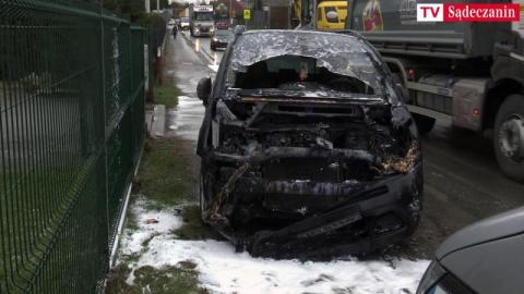 Na ruchliwej ulicy w Nowym Sączu płonął samochód. Straty są ogromne [WIDEO]