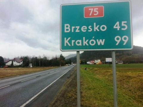 Uwaga! Na DK-75 Nowy Sącz-Brzesko ruch wahadłowy. Ratownicy usuwają olej