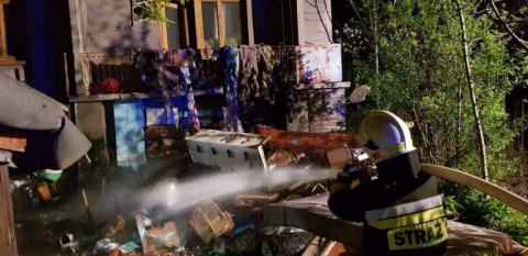 Pożar domu w Piwnicznej. Dwie ranne osoby trafiły do szpitala 