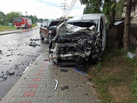 Wypadek na ul. Marcinkowickiej. Dwa auta rozbite i zakleszczony kierowca