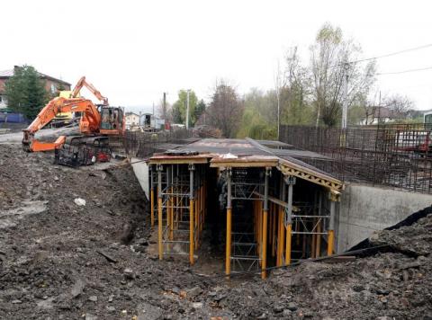 Rośnie nowy most w gminie Chełmiec. Kładka dla pieszych się sprawdziła?