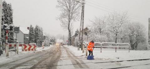 Nowy Sącz – miasto pod śniegiem. Drogowcy toczą nierówną walkę z panią zimą