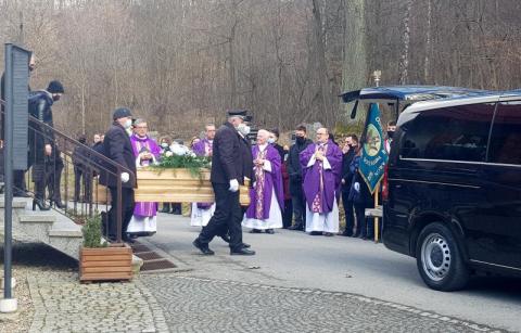 Pogrzeb zmarłej Julii zgromadził tłumy. Żegnała ją rodzina i przyjaciele