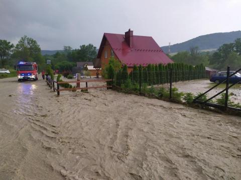 Mieszkańcy powiatu gorlickiego walczą z powodzią. W Krynicy runął mur oporowy