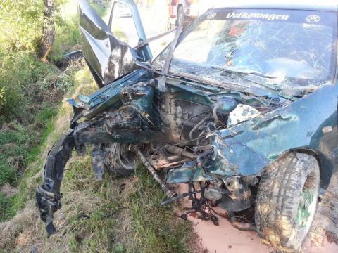 Wypadek w Brunarach. Siła uderzenia wyrwała silnik, który przeleciał 15 metrów. Dwie osoby ciężko ranne trafiły do szpitala