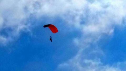 Spadła z nieba zgodnie z prawem? Kto odpowiada za wypadek 17-latki, która skakała ze spadochronem?