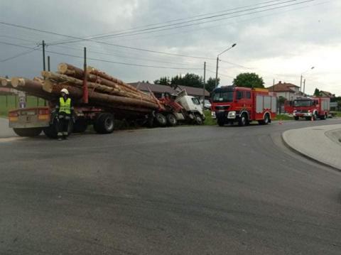 Ciężarówka przewożąca drewno wylądowała w rowie. 18-latka trafiła do szpitala