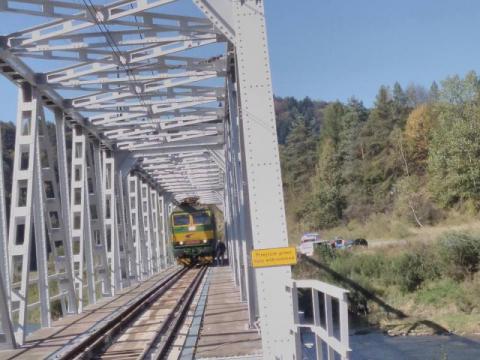 Dramat w Muszynie: mężczyzna remontował most kolejowy i spadł 