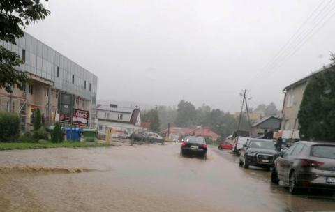 Z ostatniej chwili: znów powódź w Korzennej. Droga zamieniła się w rzekę 