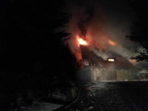 Palił się dom w Obidzy. Przez sześć godzin 68 strażaków walczyło z ogniem [ZDJĘCIA]