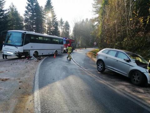Wypadek w Bereście. Zderzyły się dwa samochody i autobus, którym jechały dzieci