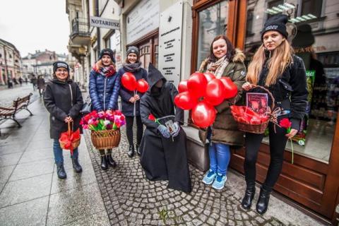  Wysłannicy świętego Walentego zaskoczą was dziś na ulicach Nowego Sącza