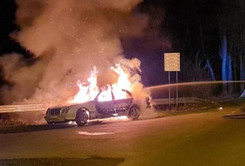 Mercedes płonął jak pochodnia. Został z niego jedynie spalony wrak 
