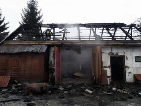 46 strażaków walczyło z ogniem. Palił się budynek gospodarczy