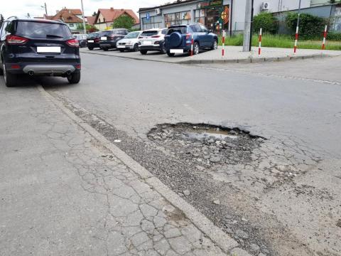 Fotointwerwencja: ta dziura szczerzy się coraz mocniej na ulicy Poniatowskiego