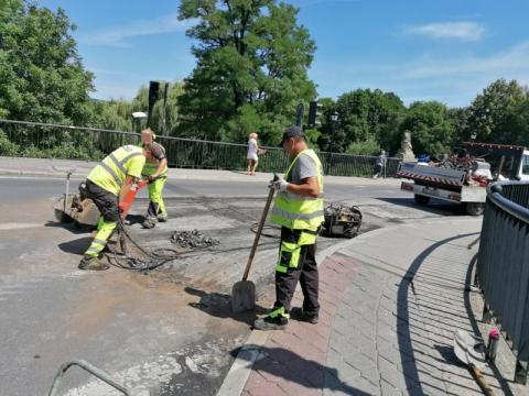 Na moście na ul. Lwowskiej pracują drogowcy. Trwa pilna naprawa przeprawy