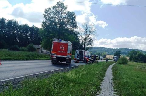 Wypadek na ruchliwej trasie w gminie Grybów. Skuter zderzył się z busem